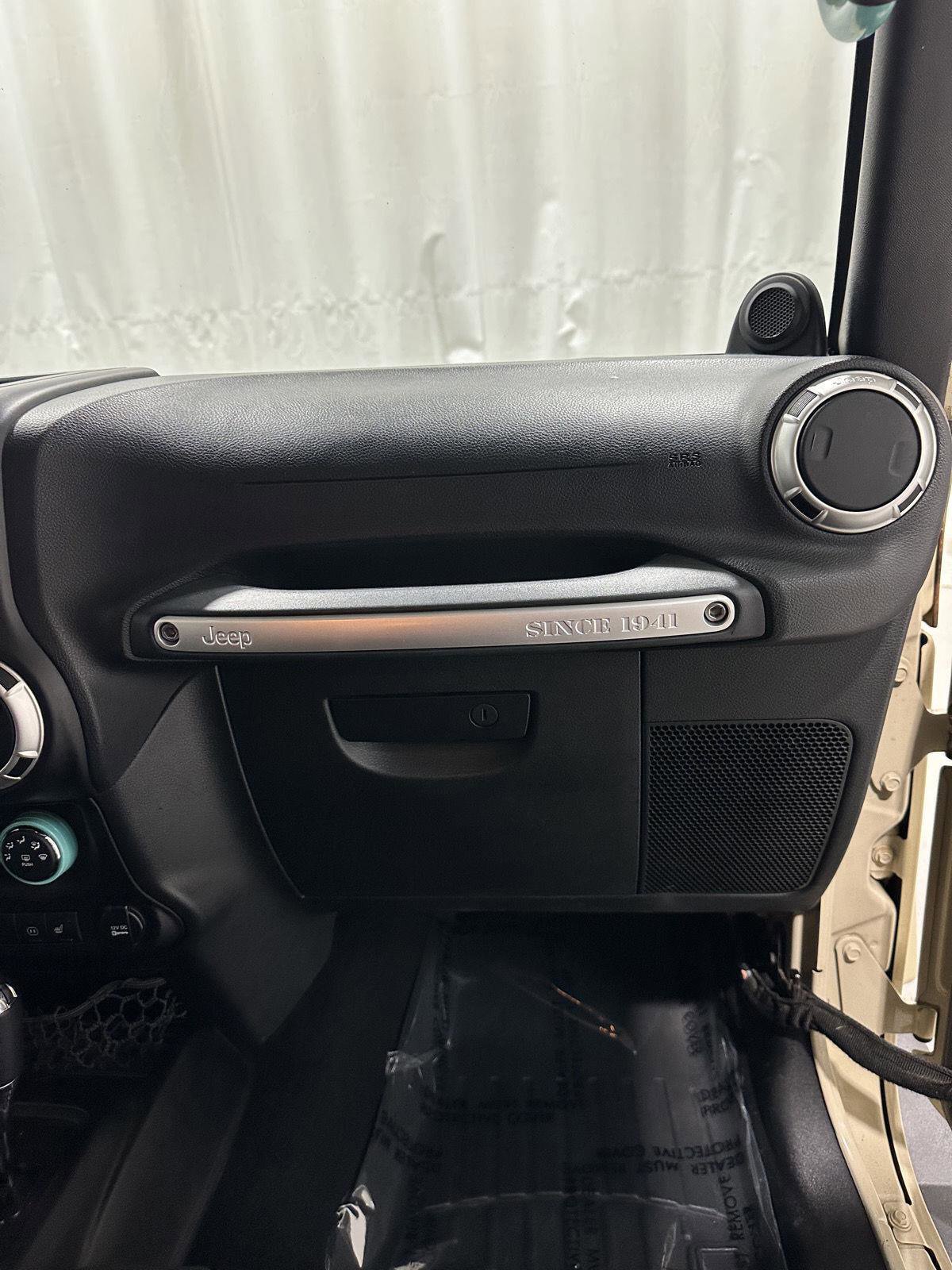 Used 2011 Jeep Wrangler Unlimited Sahara w/ Connectivity Group AWD/4WD image 20