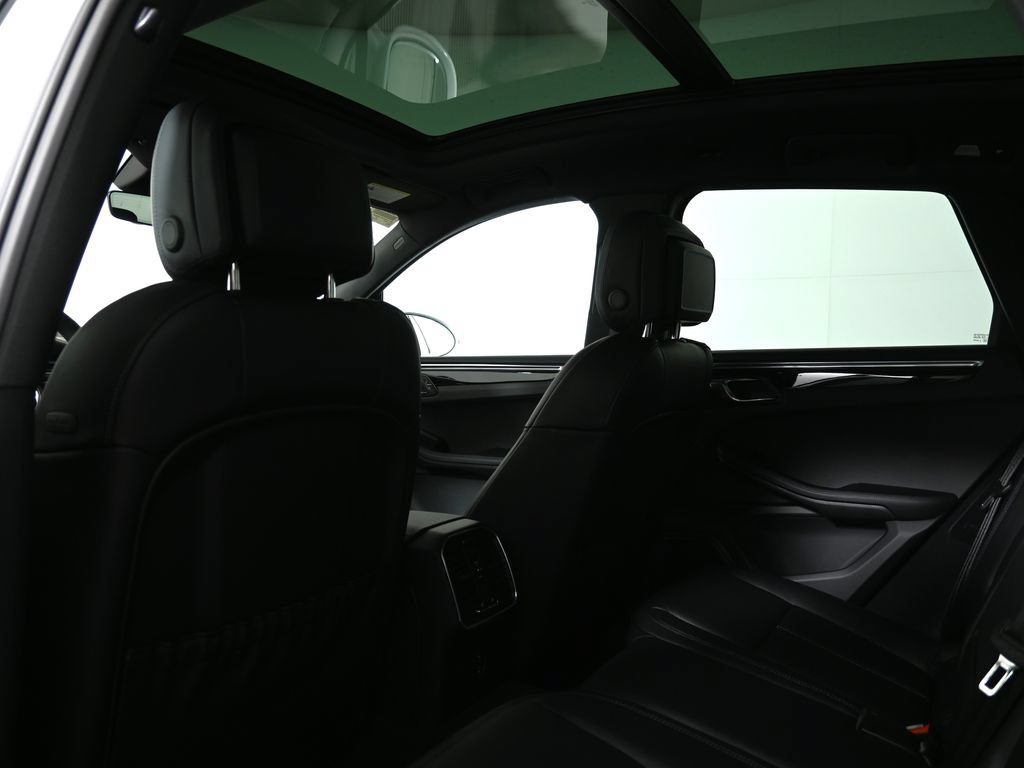 Used 2026 Porsche Macan AWD/4WD image 34