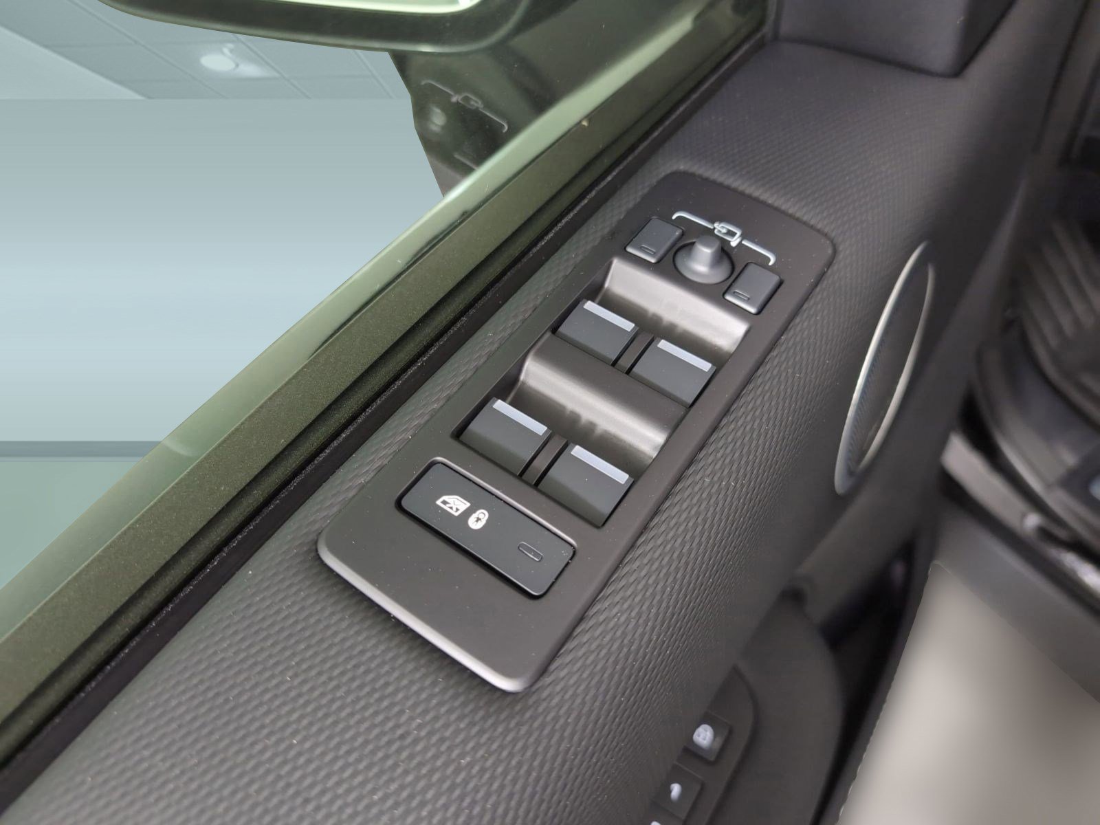 Used 2025 Land Rover Discovery Dynamic SE image 10