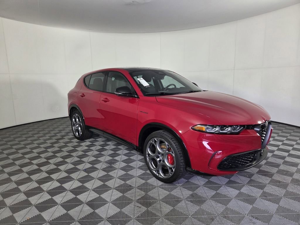 Used 2025 Alfa Romeo Tonale w/ Premium Package AWD/4WD image 2