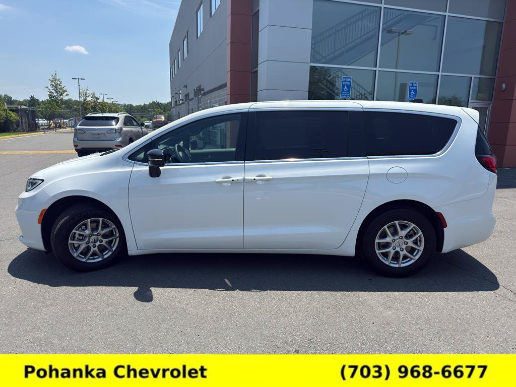 Used 2025 Chrysler Pacifica Select FWD image 4