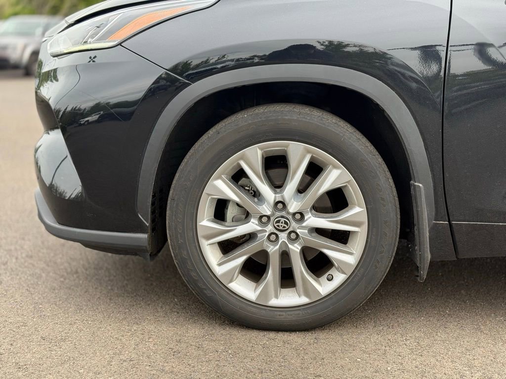 Used 2021 Toyota Highlander Limited image 9