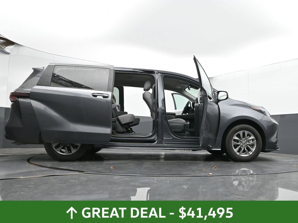Used 2025 Toyota Sienna LE image 74