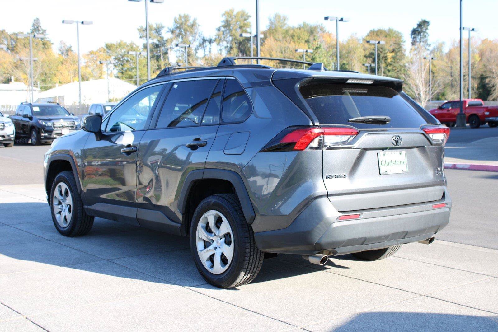 Used 2021 Toyota RAV4 LE AWD/4WD image 3