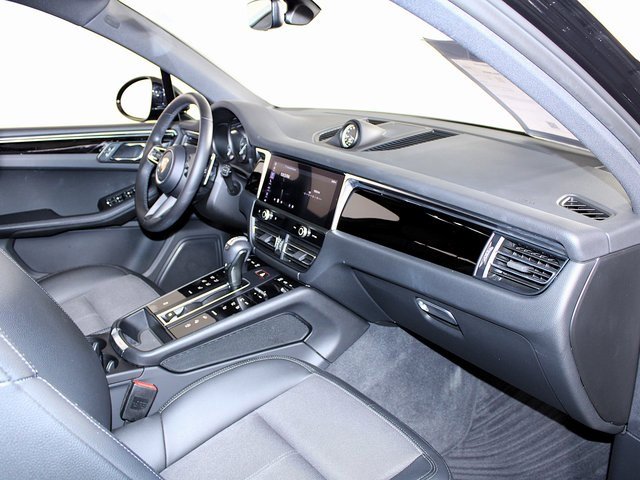 Used 2023 Porsche Macan image 26