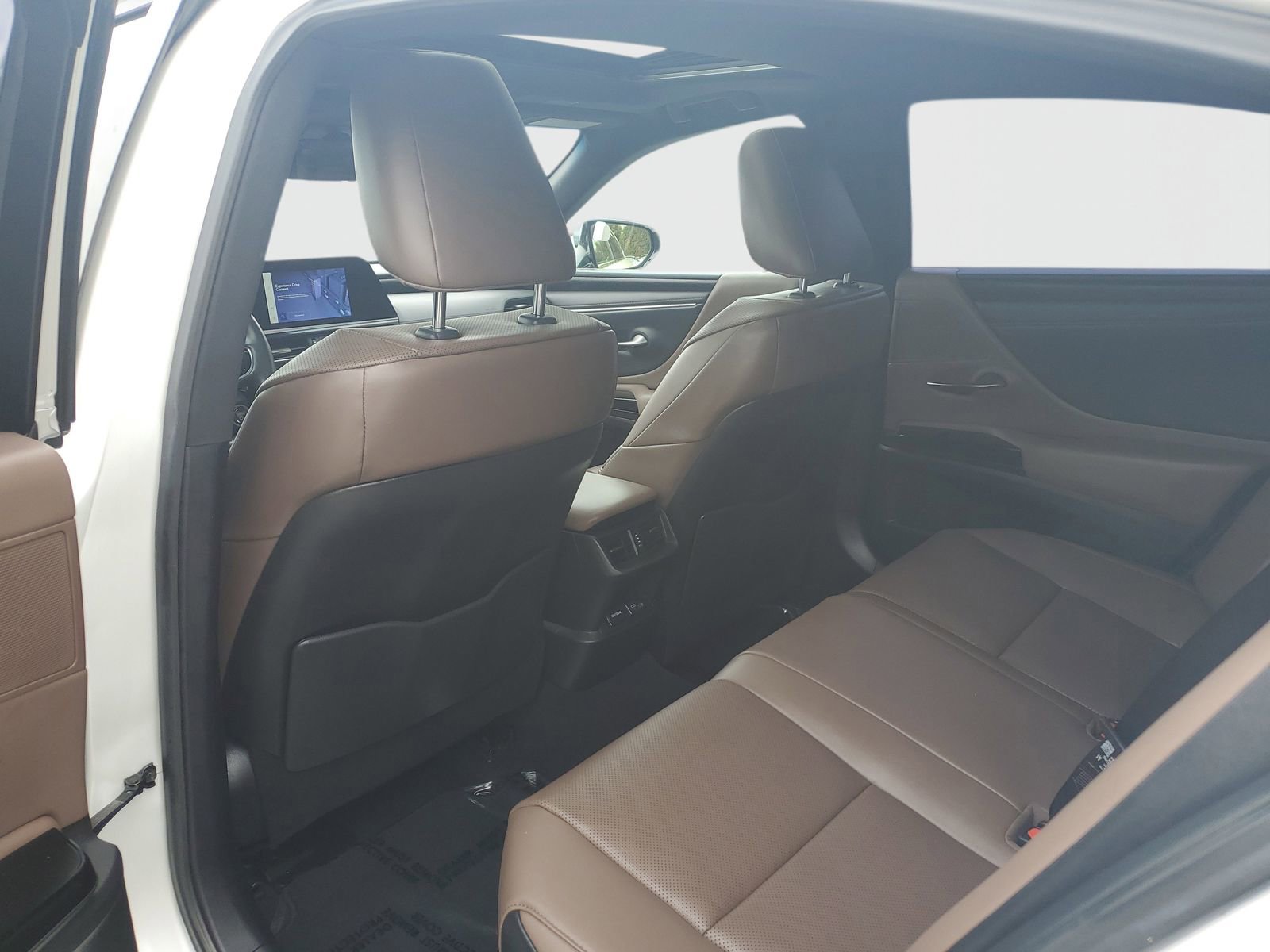Used 2024 Lexus ES 300h w/ Premium Package FWD image 13