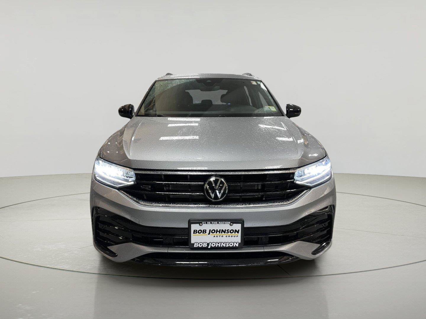 Used 2024 Volkswagen Tiguan SE R-Line AWD/4WD image 2