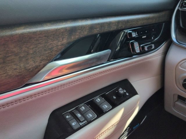 Used 2023 Jeep Grand Wagoneer L Series II w/ Premium Group II AWD/4WD image 13