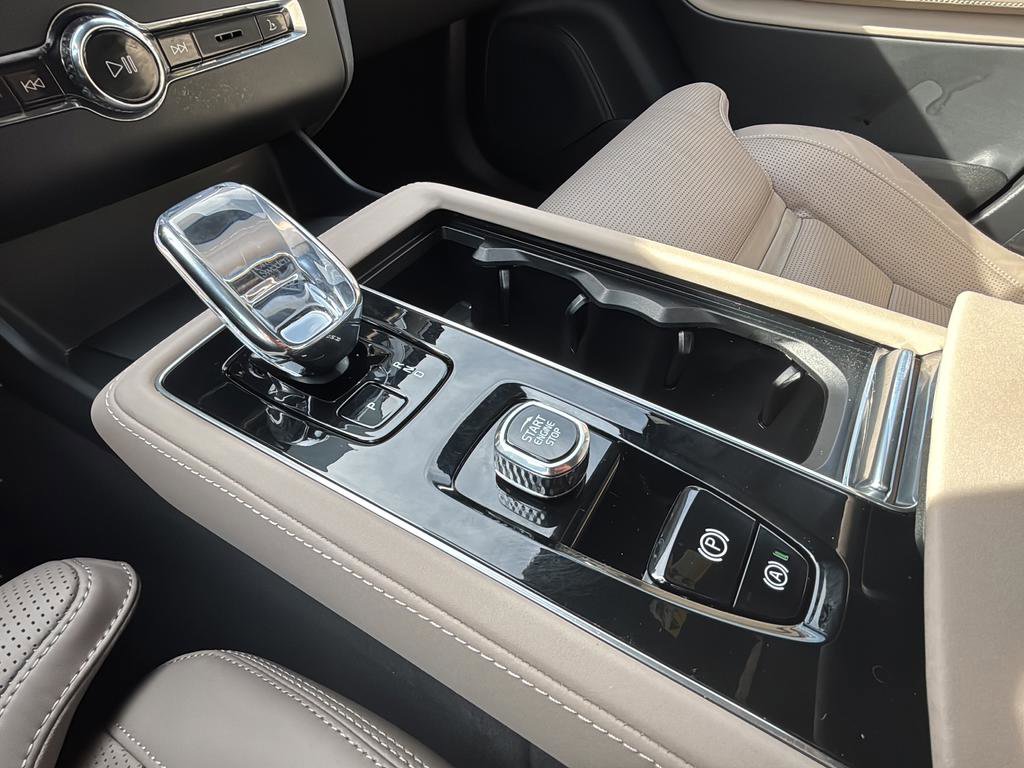 Used 2025 Volvo XC90 T8 Ultra image 34