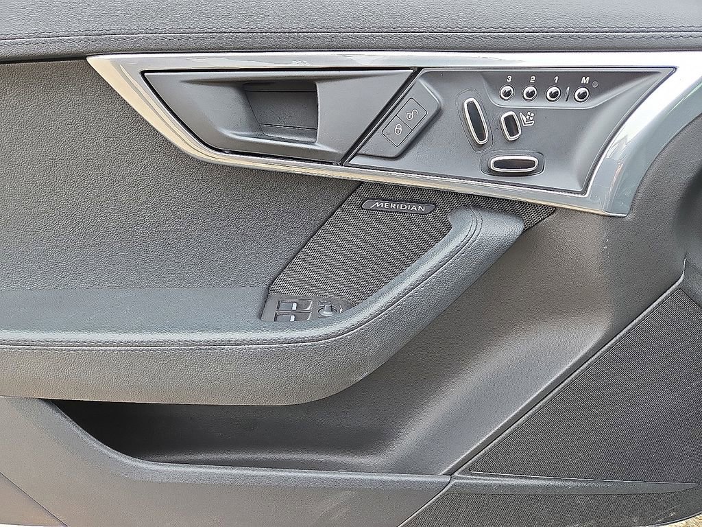 Used 2020 Jaguar F-TYPE Coupe image 19