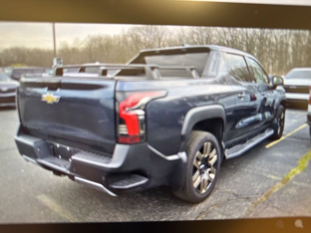 Used 2026 Chevrolet Silverado EV LT AWD/4WD image 5