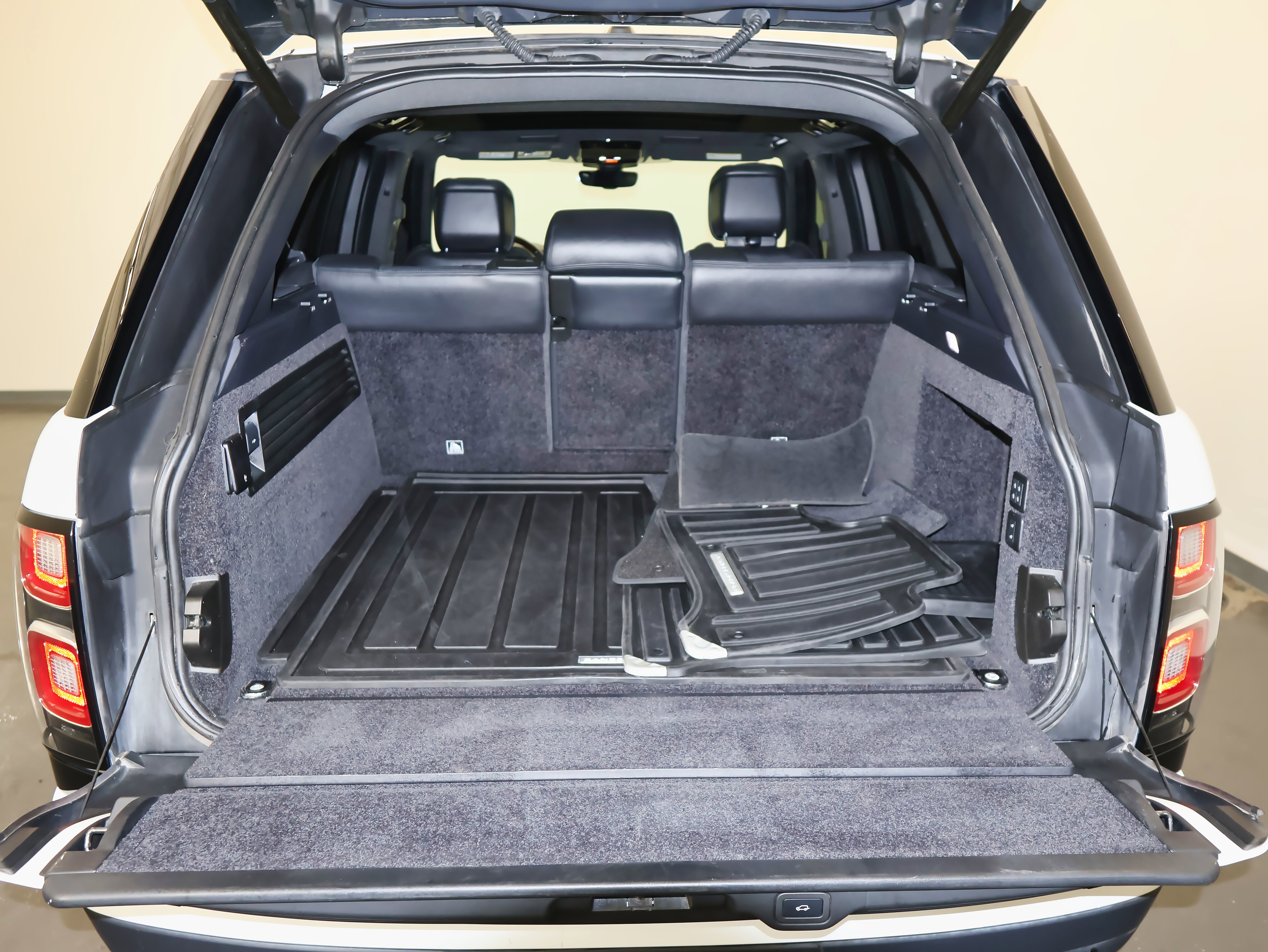 Used 2020 Land Rover Range Rover HSE image 11