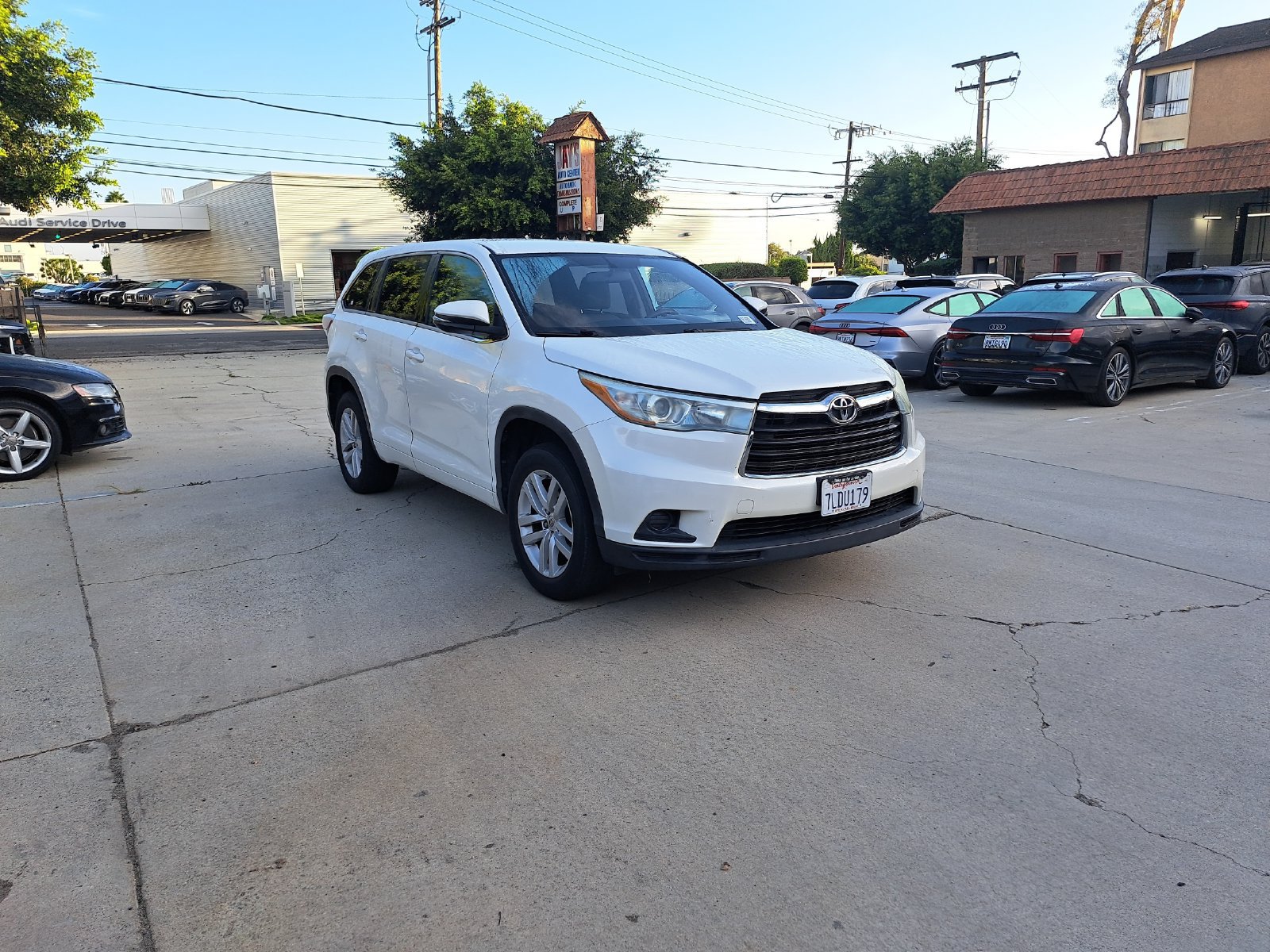 Used 2015 Toyota Highlander LE FWD image 3