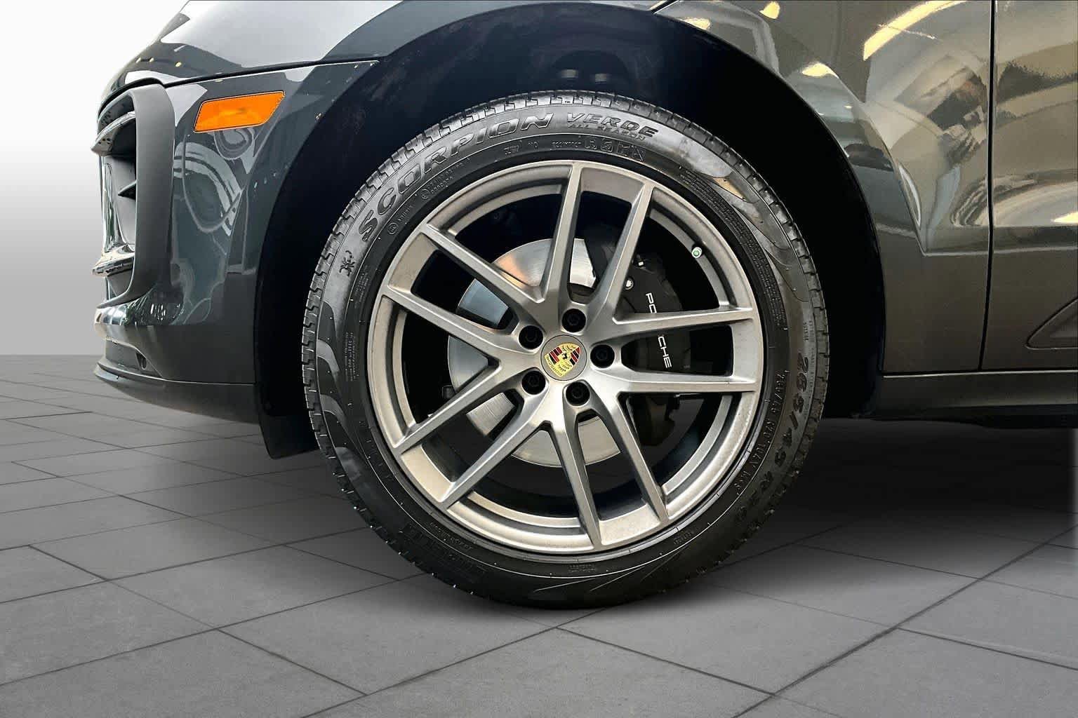 Used 2025 Porsche Macan AWD/4WD image 10