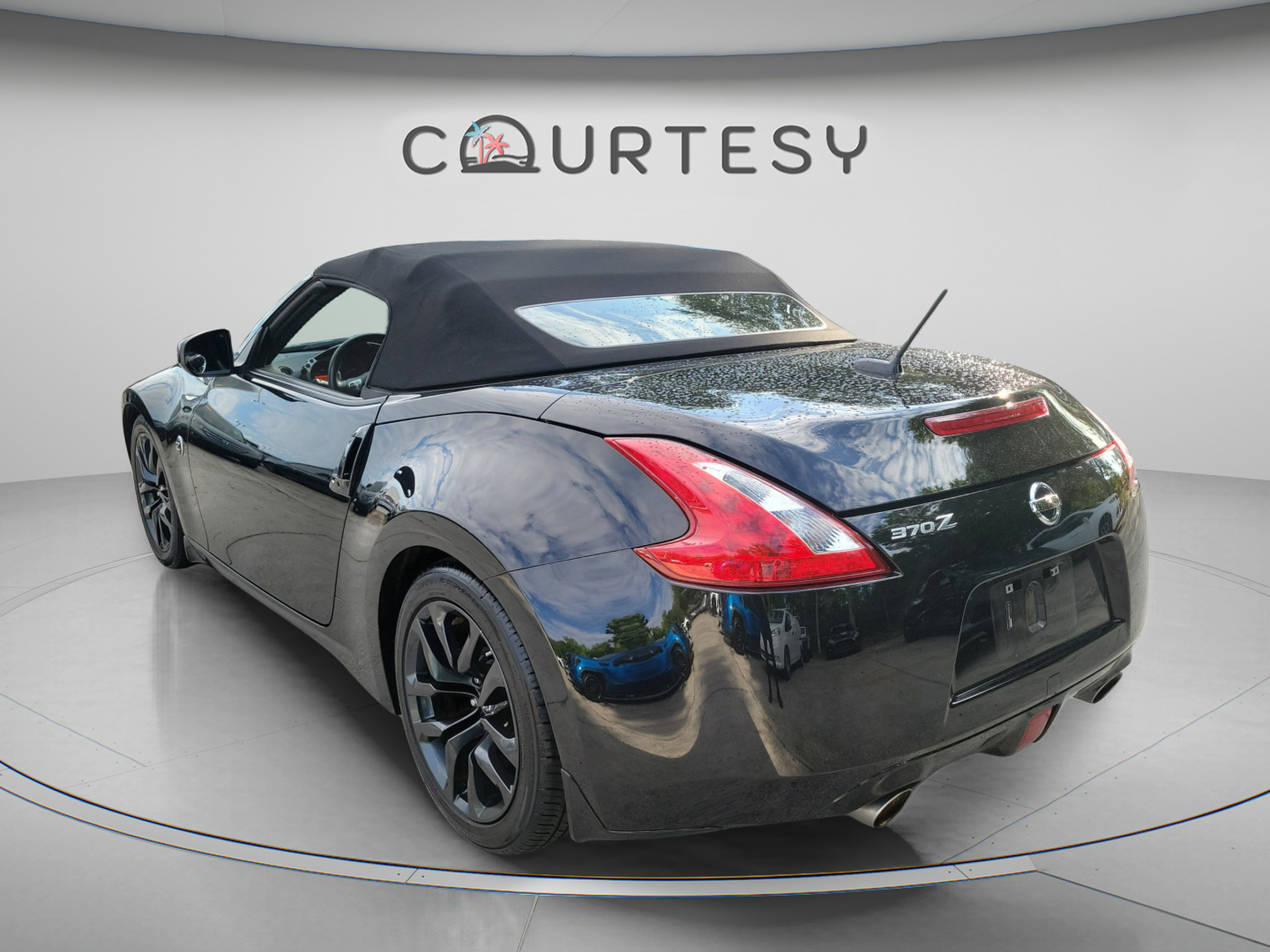 Used 2016 Nissan 370Z Touring RWD image 2