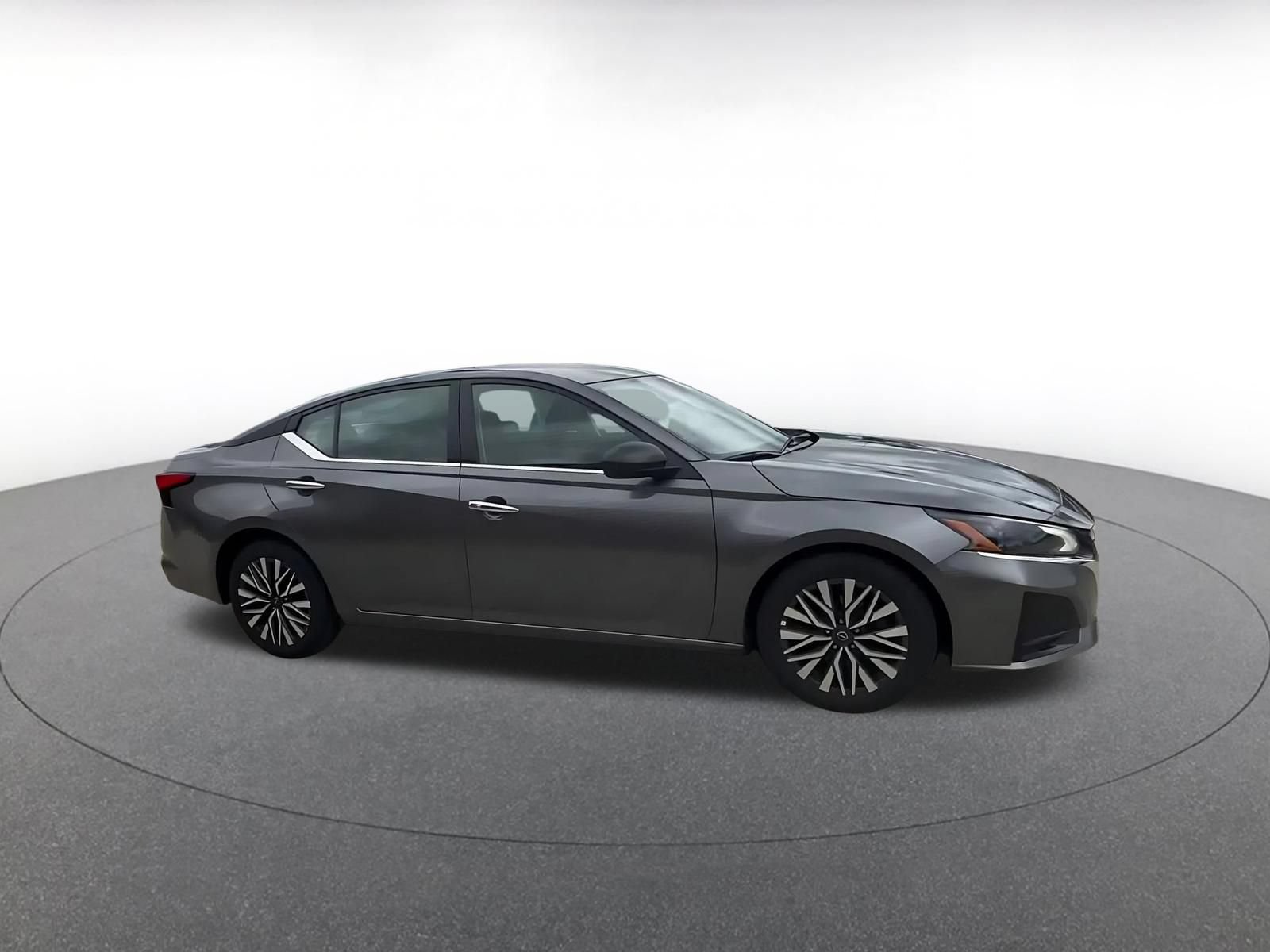 Used 2025 Nissan Altima 2.5 SV FWD image 2
