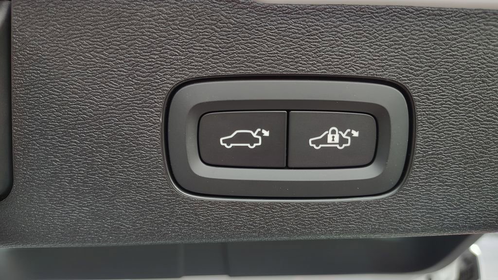 New 2026 Volvo V60 B5 Cross Country Plus w/ Protection Package Premier image 35