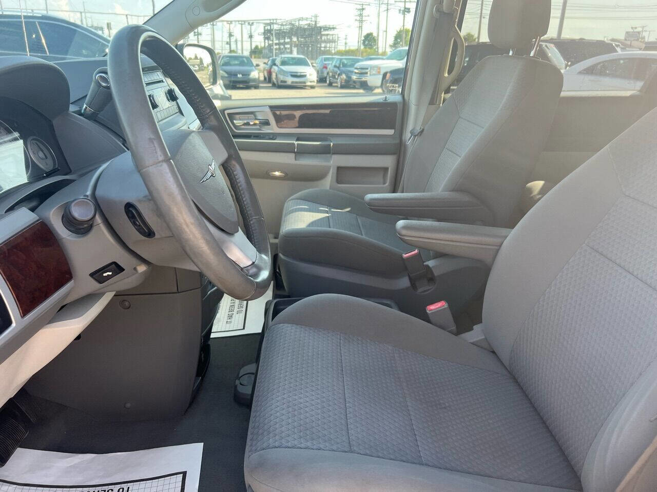 Used 2010 Chrysler Town & Country Touring image 18