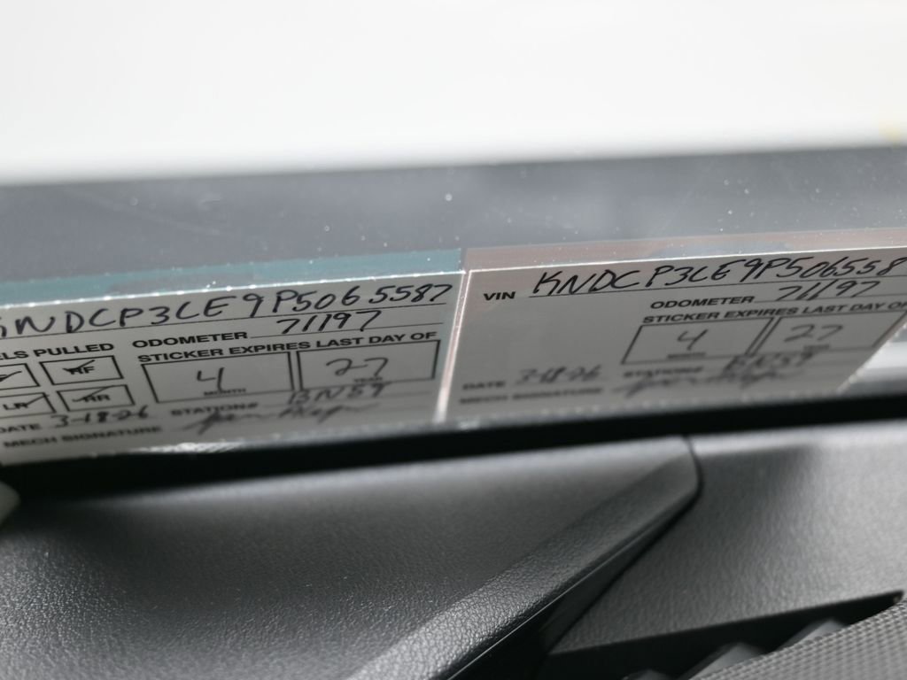 Used 2023 Kia Niro LX image 10