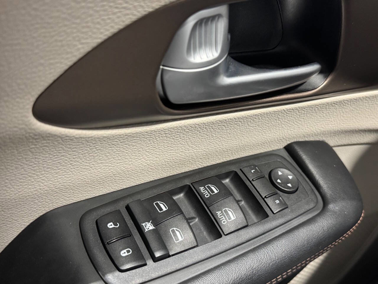 Used 2018 Chrysler Pacifica Touring-L FWD image 29