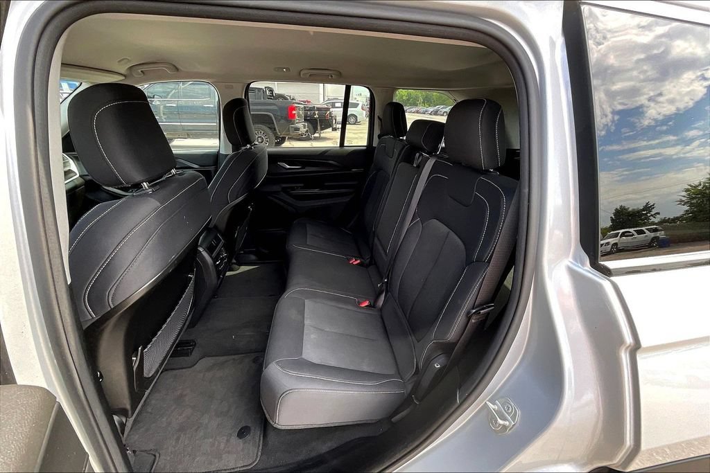 Used 2024 Jeep Grand Cherokee Laredo RWD image 6