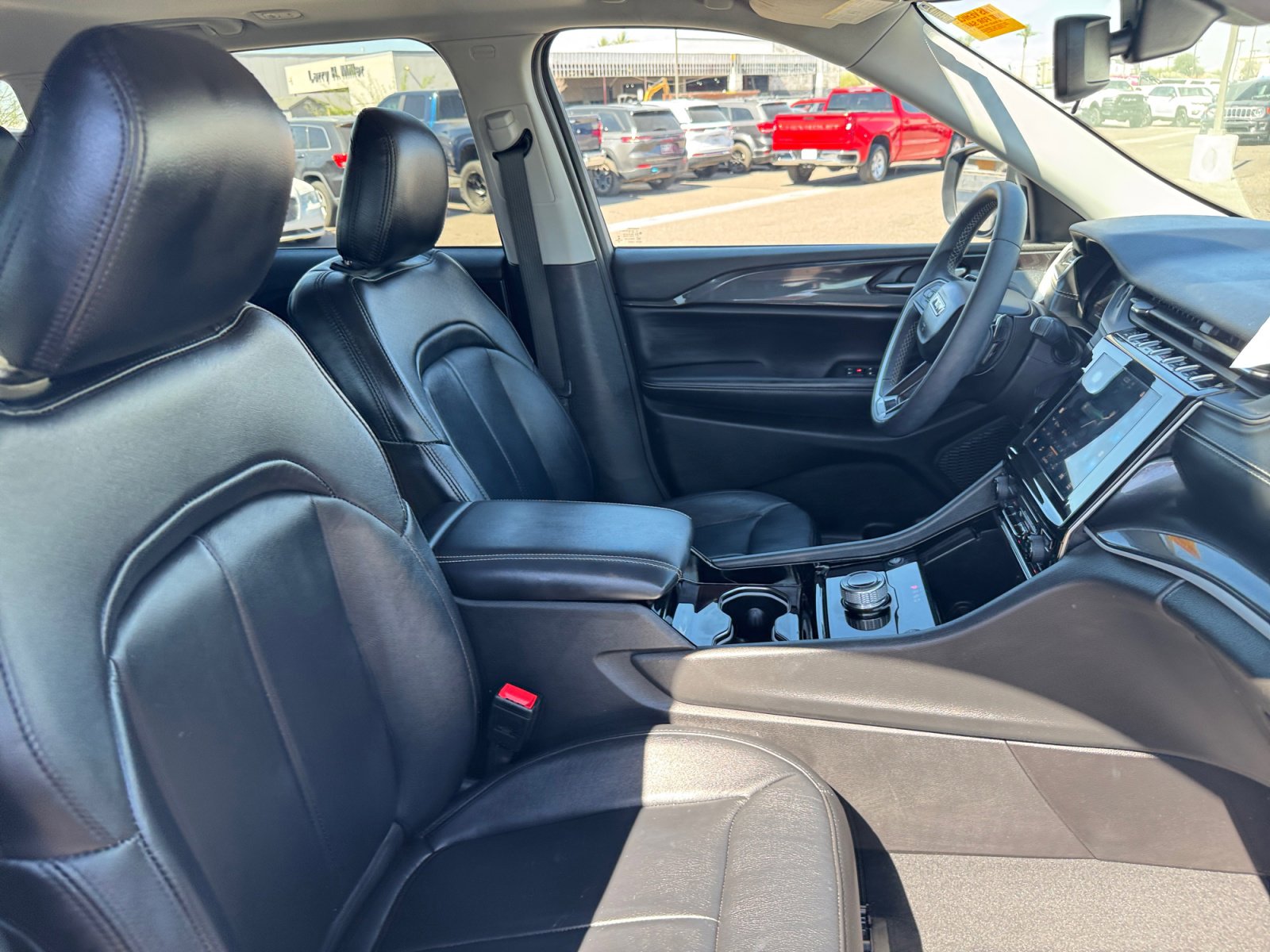 Used 2023 Jeep Grand Cherokee Laredo image 27