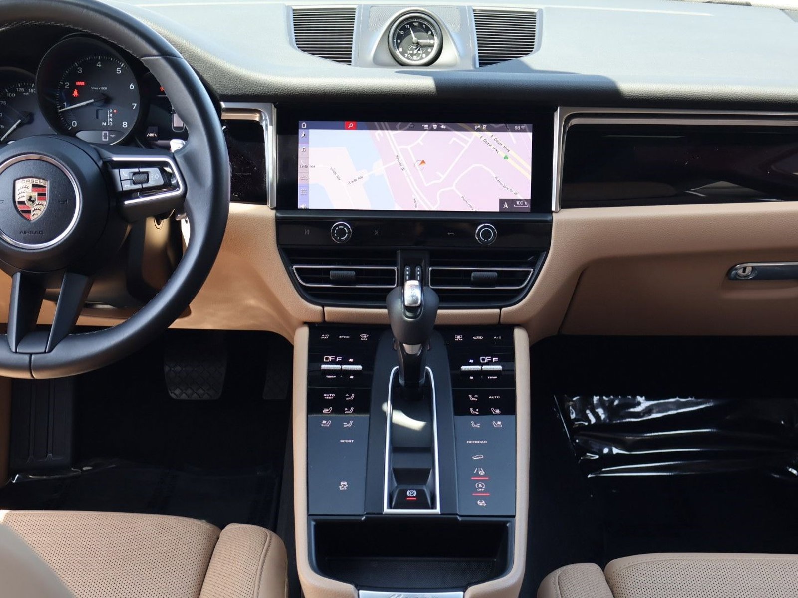 Certified 2022 Porsche Macan AWD/4WD image 20