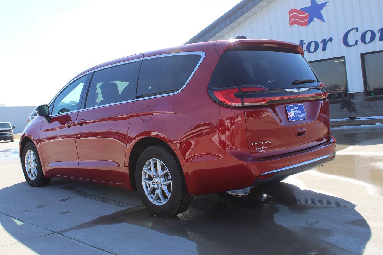 Used 2025 Chrysler Pacifica Select FWD image 7