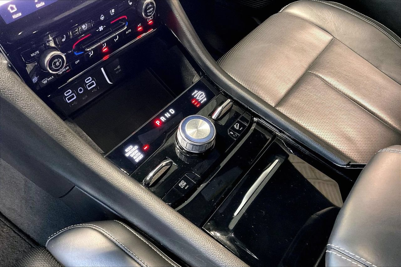 Certified 2022 Jeep Grand Cherokee Overland w/ Luxury Tech Group IV AWD/4WD image 33