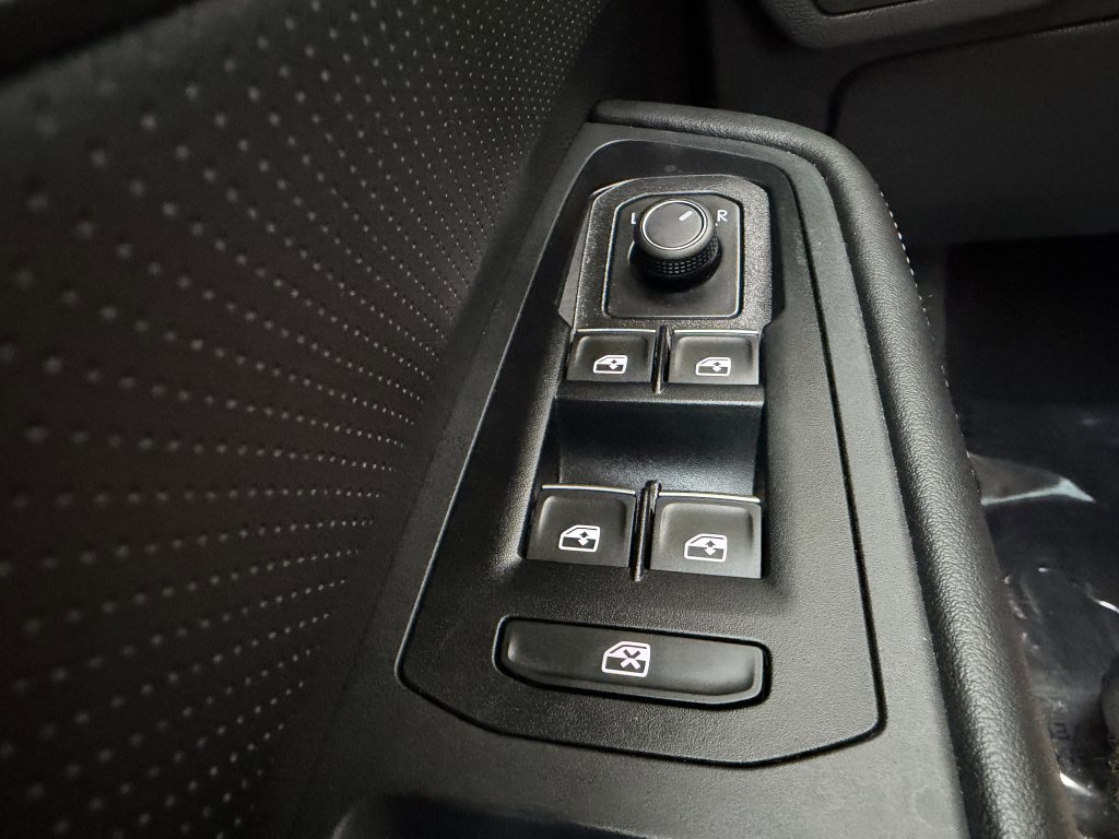 Used 2024 Volkswagen Atlas Cross Sport SE w/ Panoramic Sunroof Package image 27