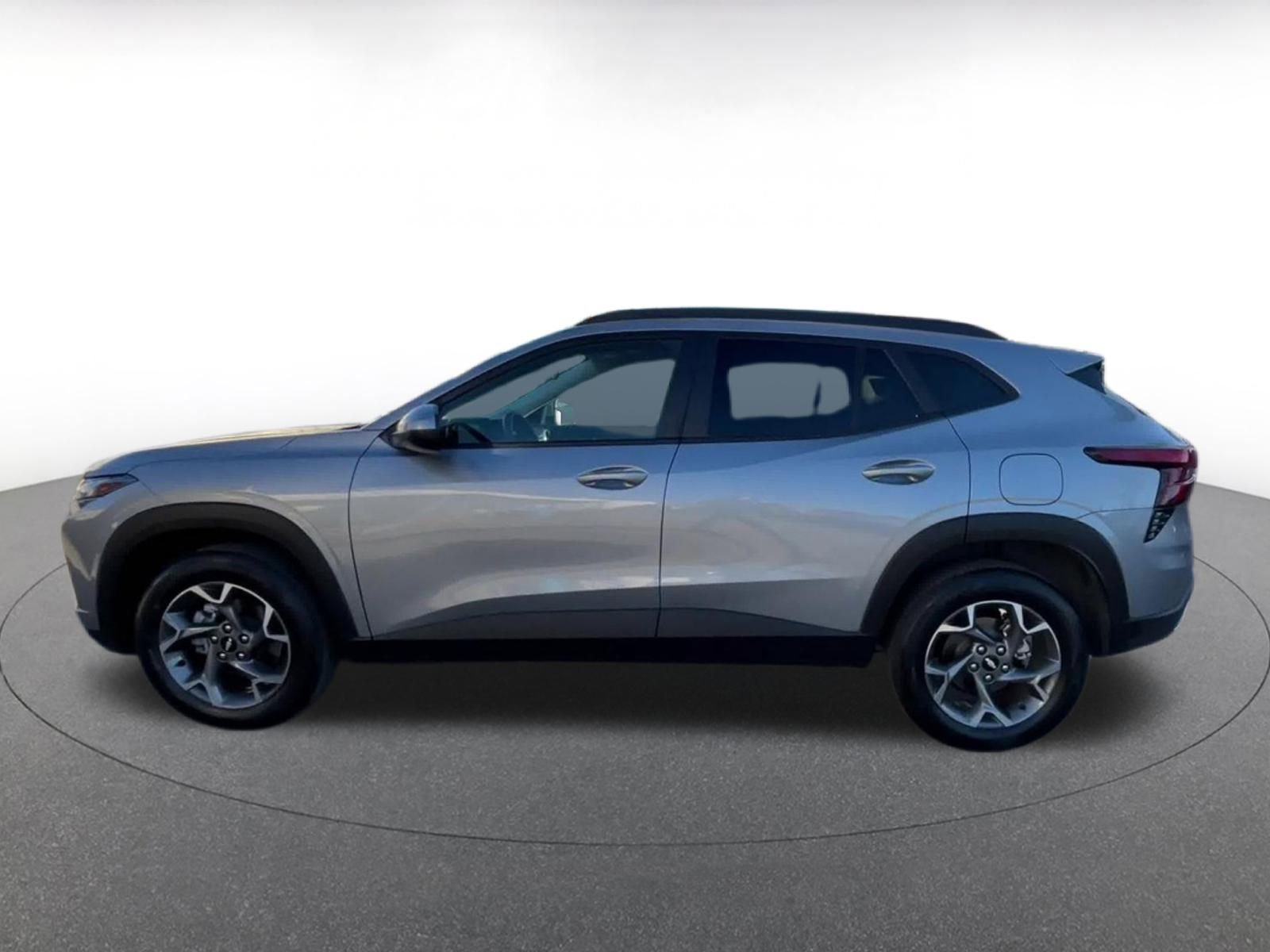 Used 2025 Chevrolet Trax LT image 9