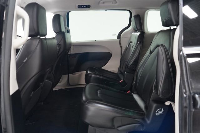 Used 2024 Chrysler Pacifica Touring-L image 32