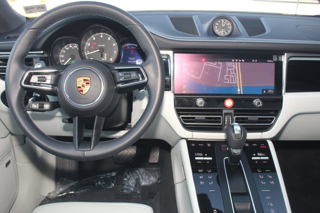 Certified 2026 Porsche Macan AWD/4WD image 6