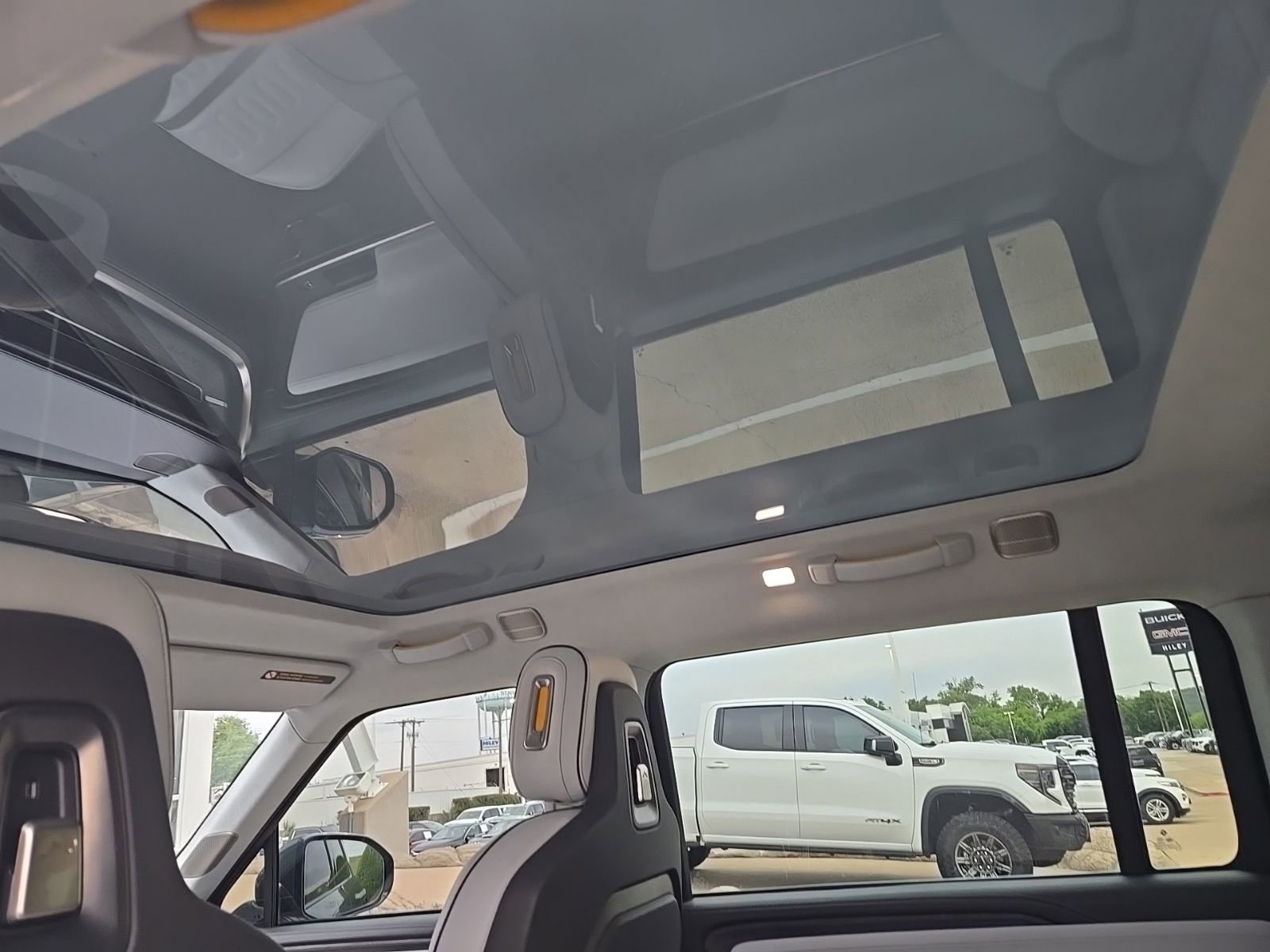 Used 2023 Rivian R1S Adventure AWD/4WD image 12