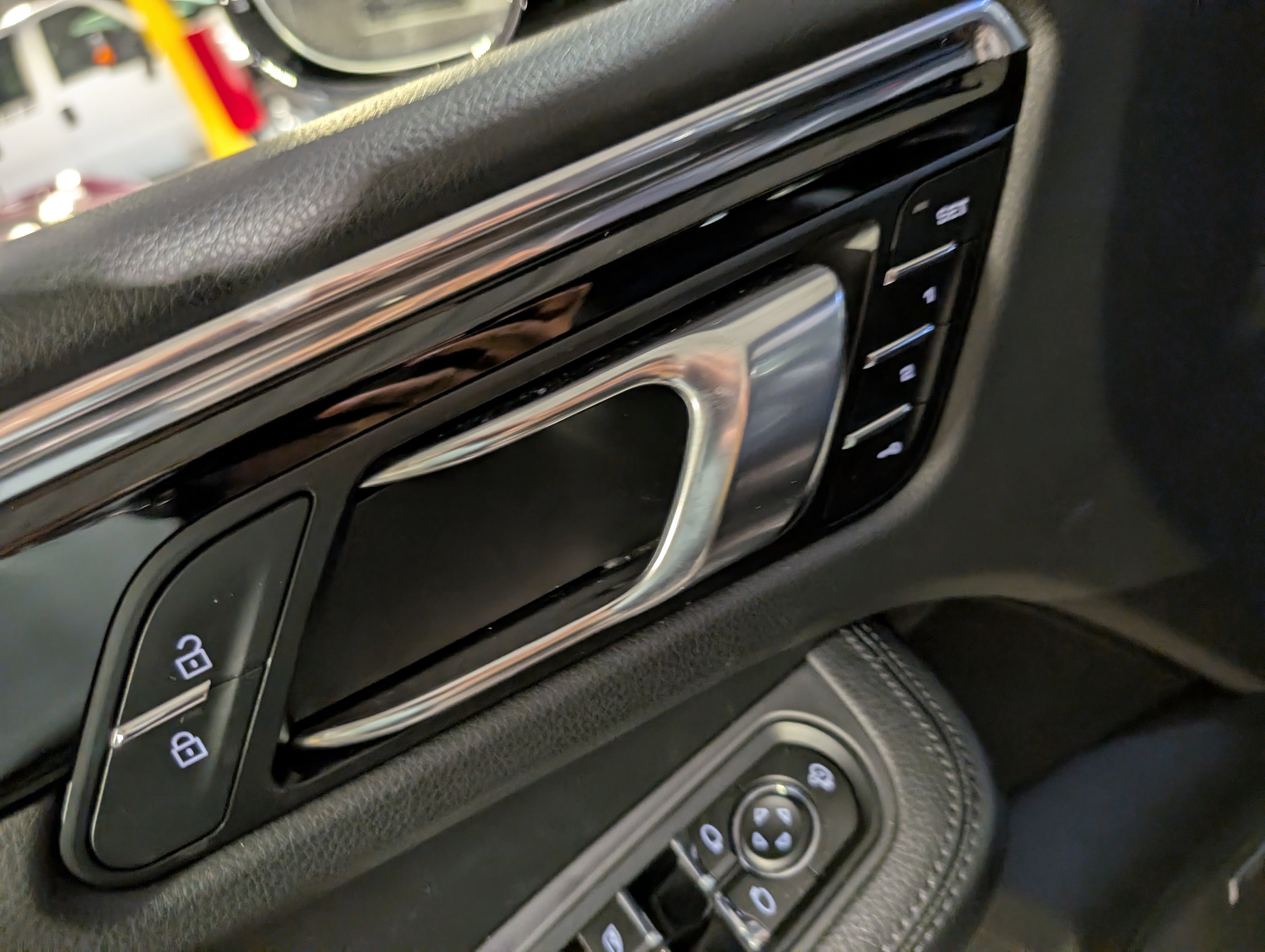 Certified 2025 Porsche Macan image 18