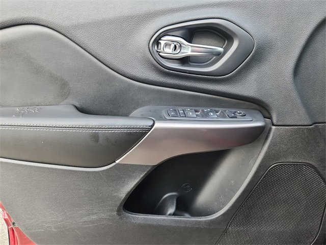 Used 2019 Jeep Cherokee Latitude w/ Popular Appearance Group image 20