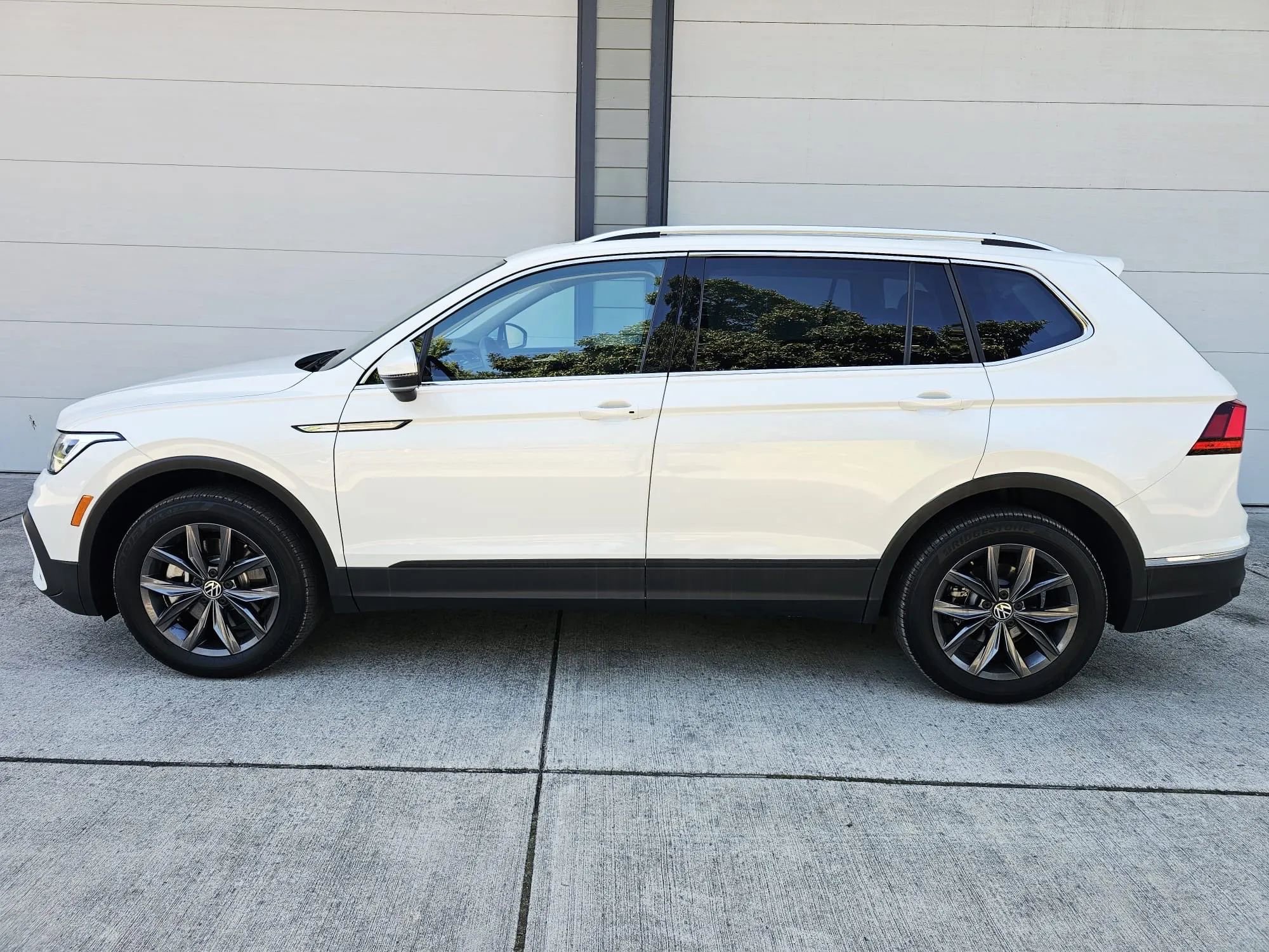 Used 2023 Volkswagen Tiguan SE image 2