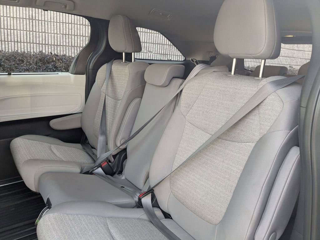Used 2025 Toyota Sienna LE image 26