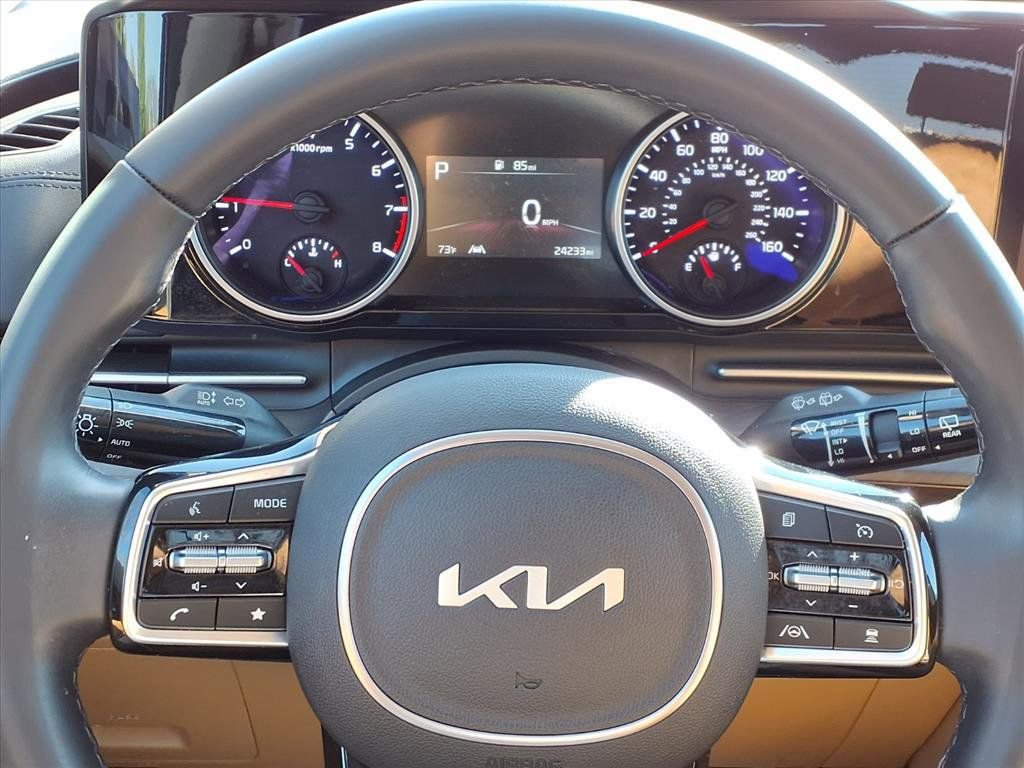 Used 2024 Kia Carnival EX image 13