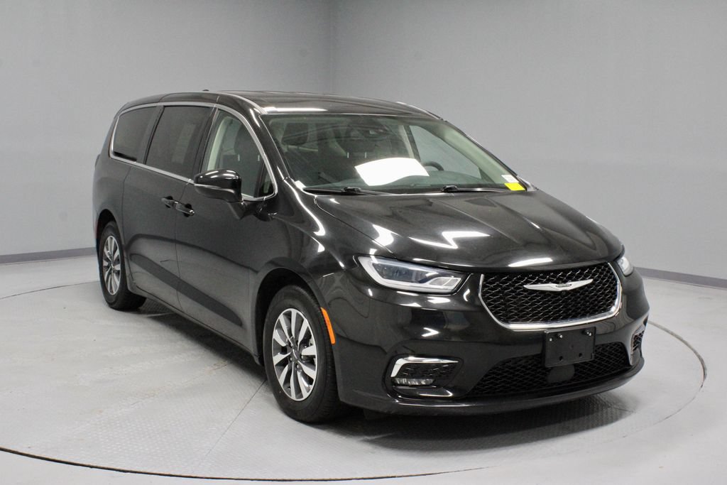 Used 2023 Chrysler Pacifica Touring-L