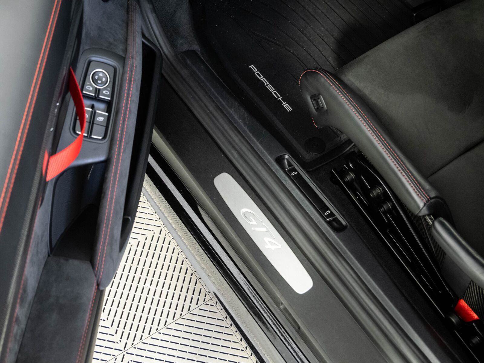 Used 2020 Porsche 718 Cayman GT4 RWD image 9