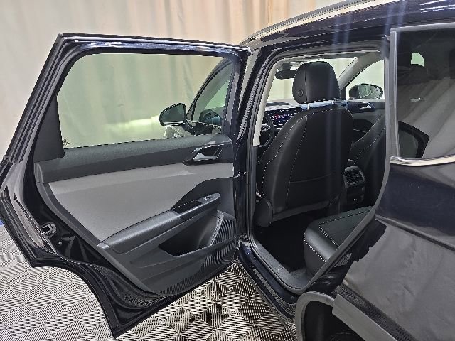 Certified 2023 Volkswagen Taos SE w/ Panoramic Sunroof Package FWD image 26