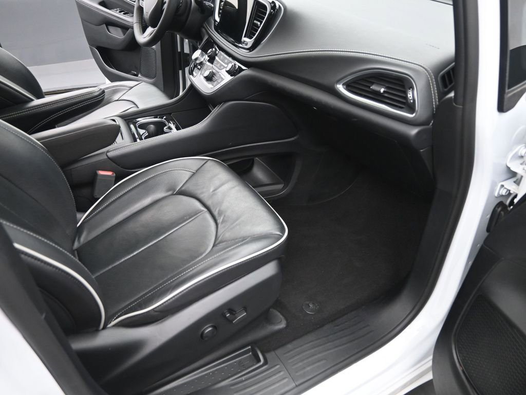 Used 2025 Chrysler Pacifica Limited image 17