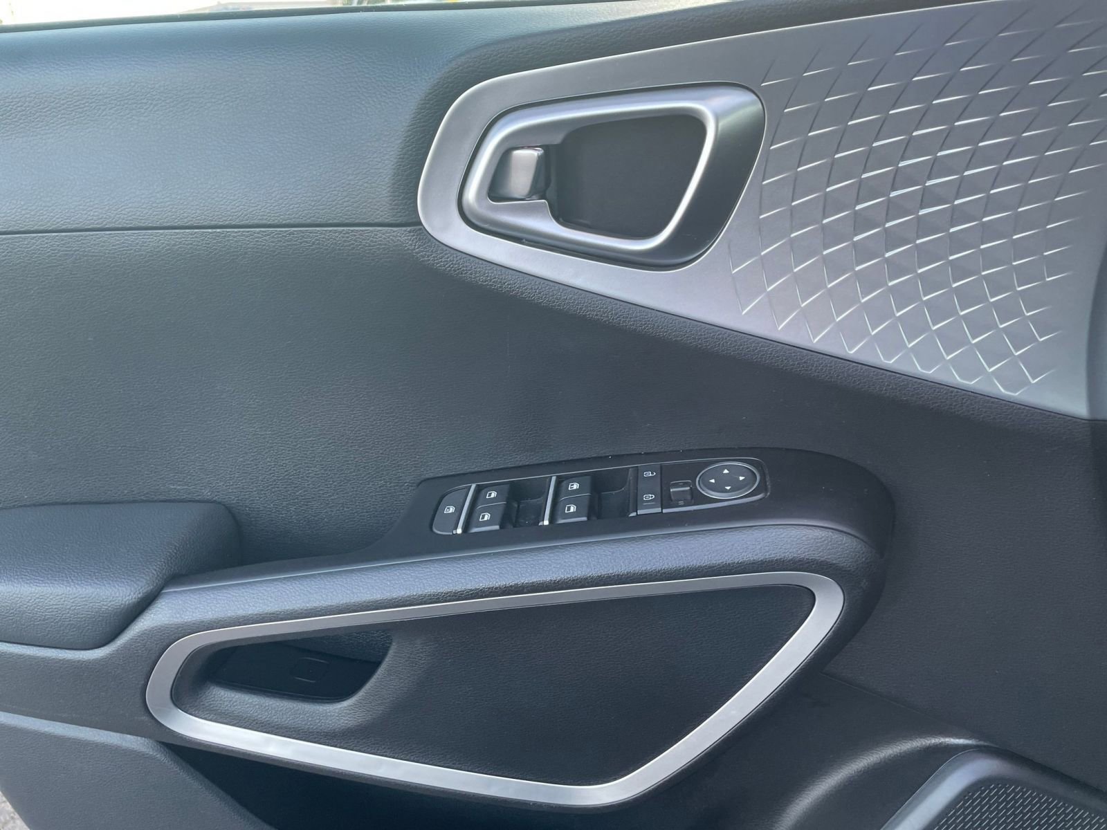 Used 2025 Kia Soul LX w/ LX Technology Package FWD image 18
