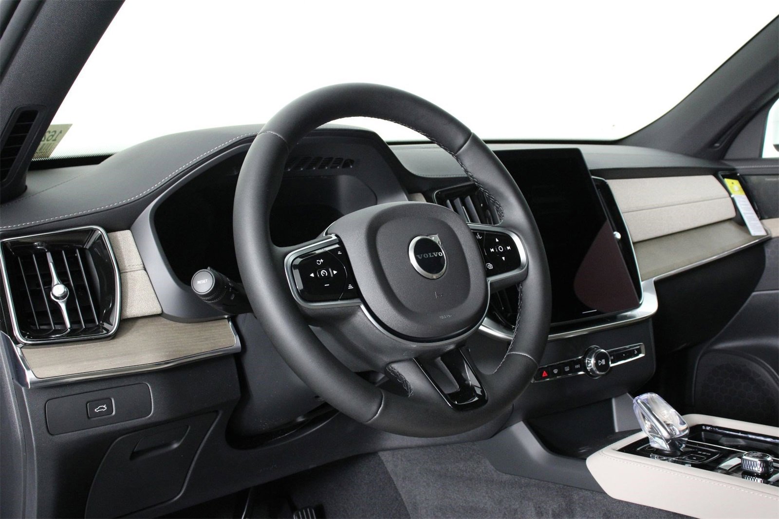 New 2026 Volvo XC90 B6 Plus w/ Protection Package Premier image 8