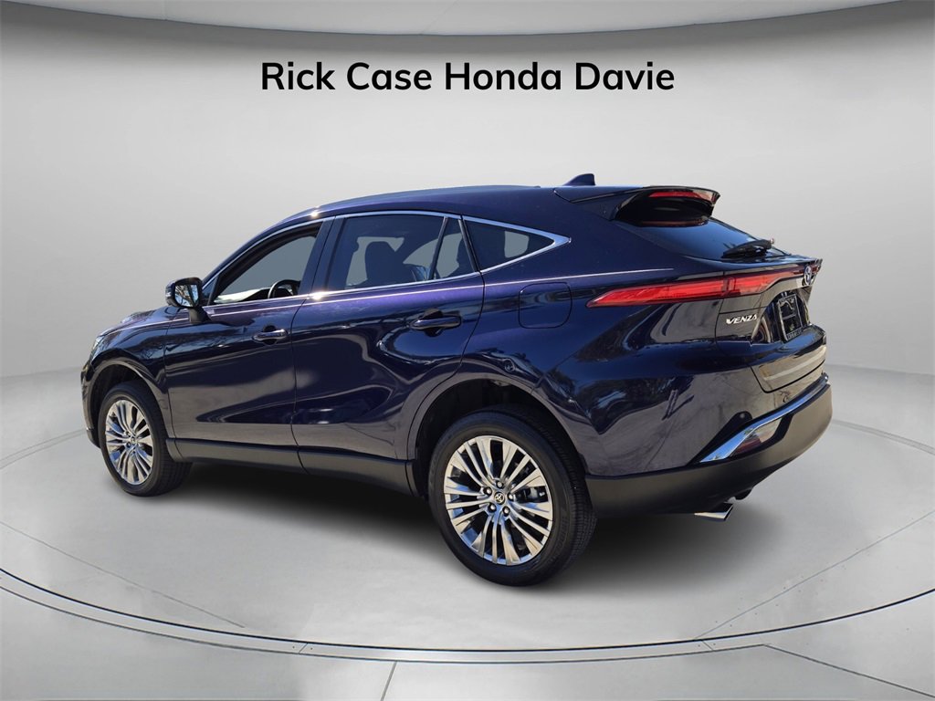 Used 2024 Toyota Venza XLE image 6