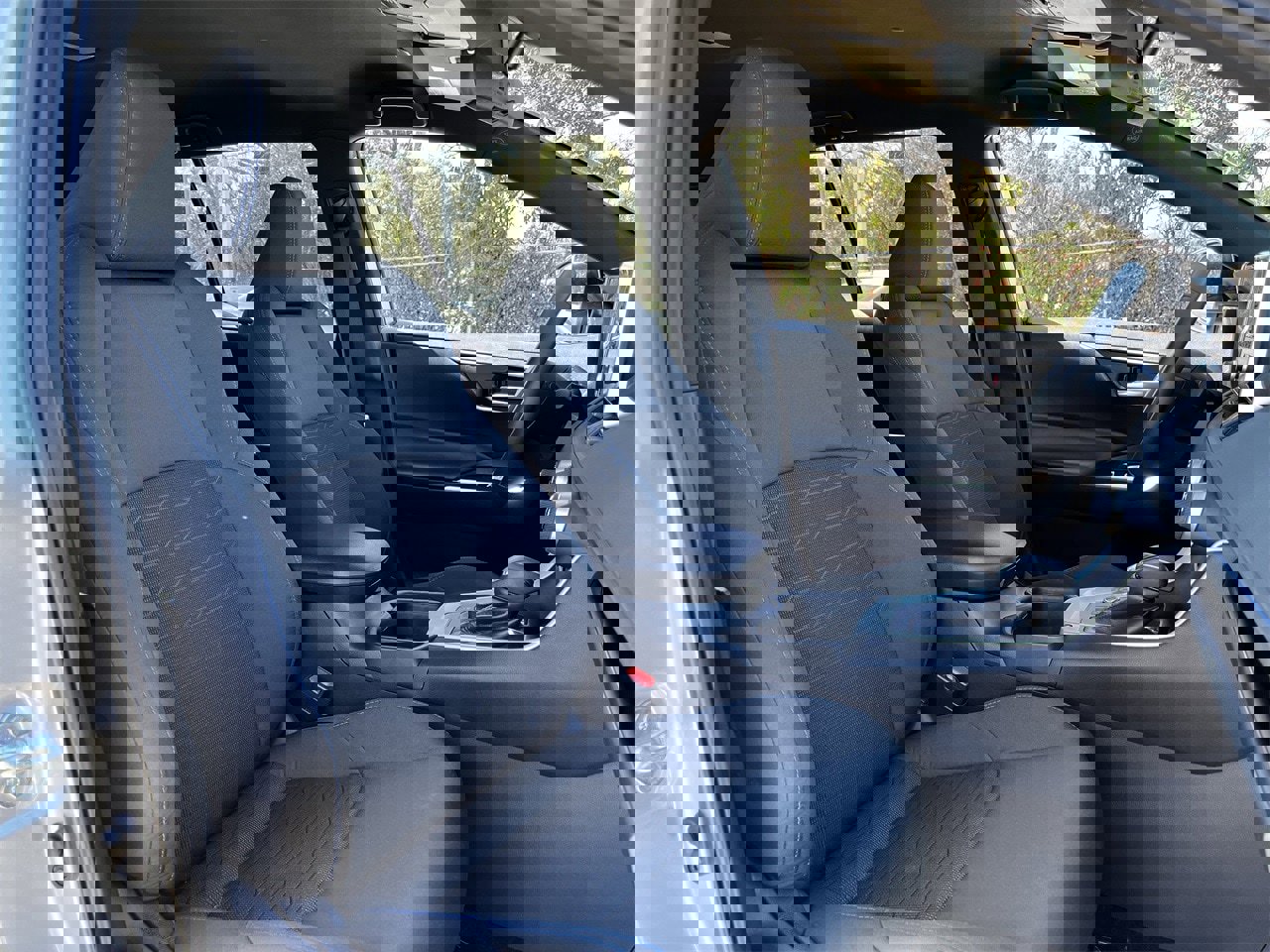 Used 2024 Toyota RAV4 SE image 27