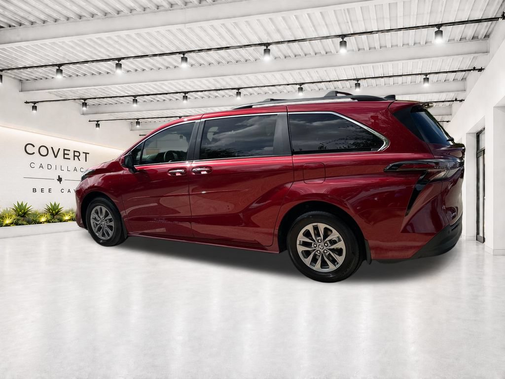 Used 2025 Toyota Sienna XLE FWD image 10