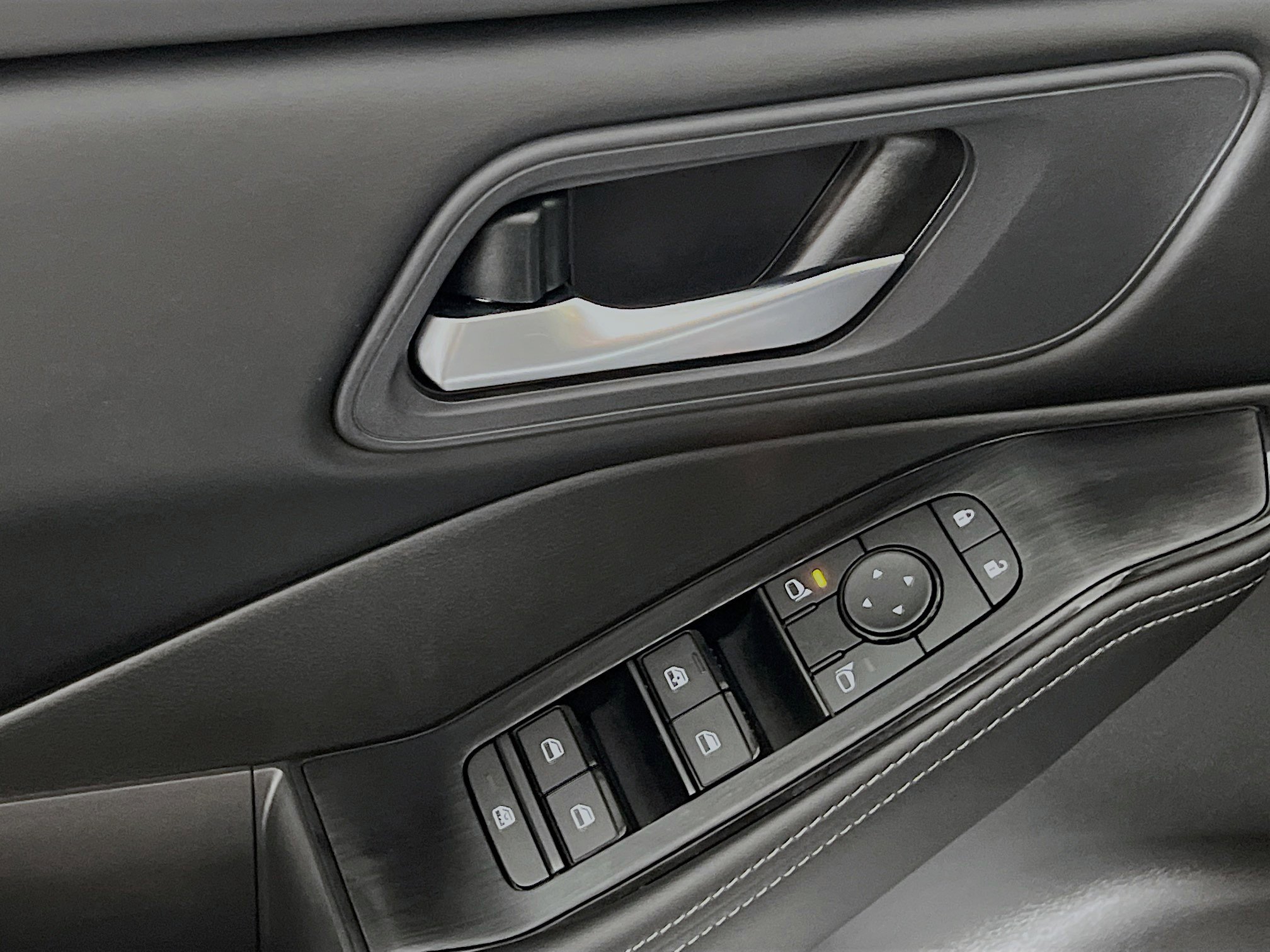 Used 2025 Nissan Rogue SV image 17