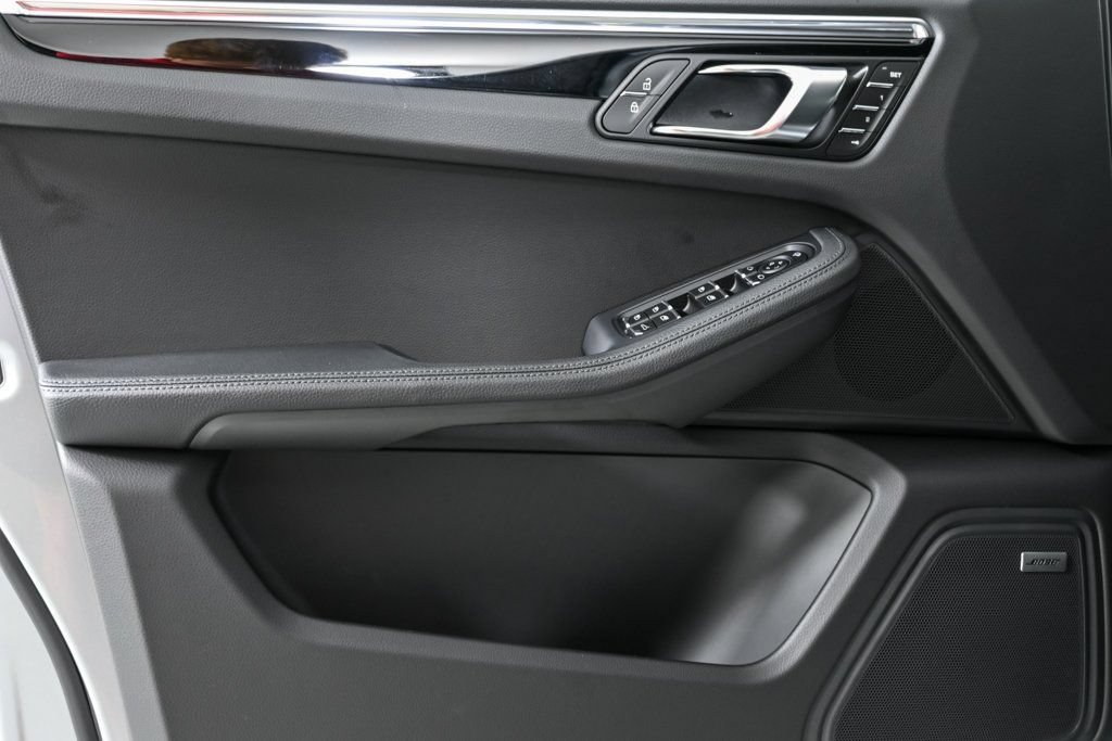 Certified 2026 Porsche Macan AWD/4WD image 6